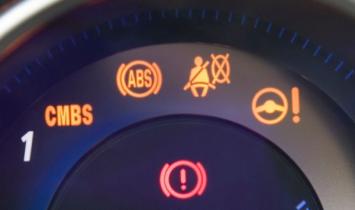 Загорелась лампочка АБС на панели приборов: причины проблемы, что делать Причины загорания abs